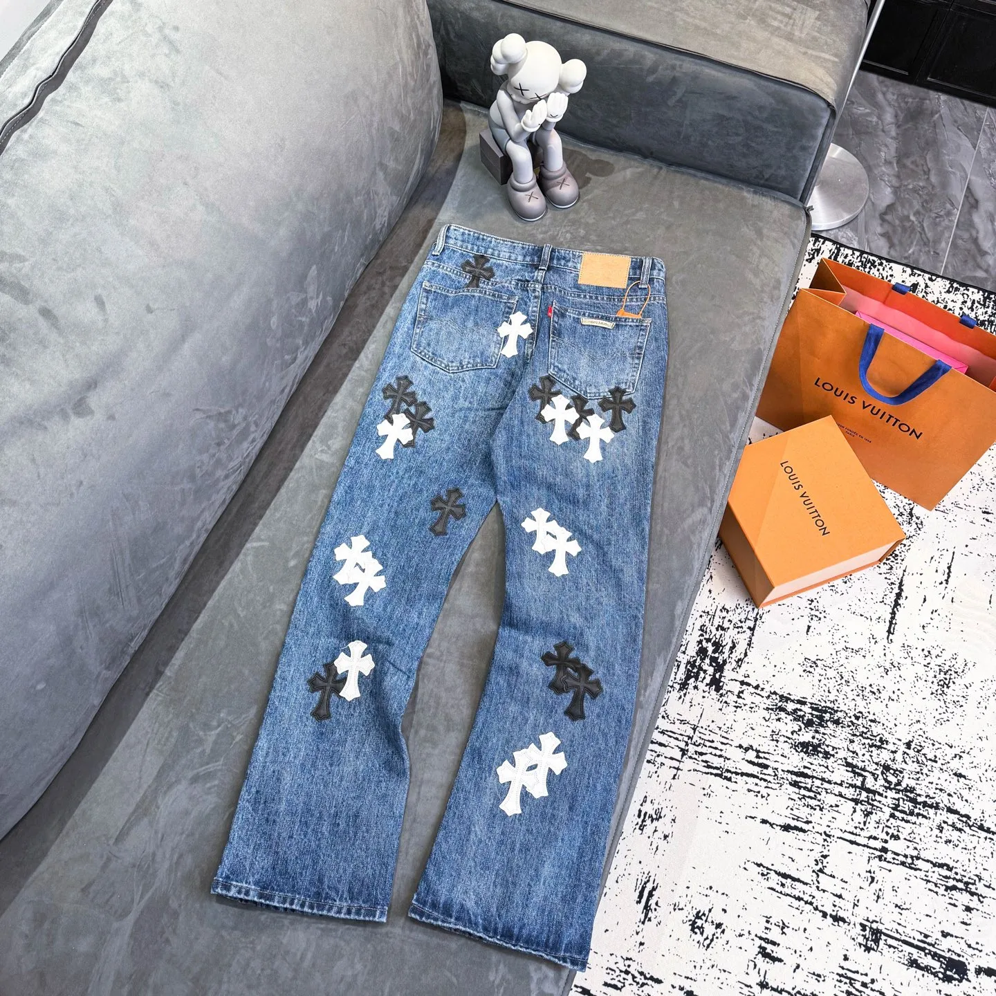 P270 ChromeHearts Chrome washed blue black and white leather straight pants, ceiling-level jeans, a pair is hard to find at the counter‼ ️About Zangyin✅This is an extremely luxurious fashion brand that can also be called the aristocracy of the high street. It has always been an exclusive brand for some hipsters or rich second generations. The color of this model is already very eye-catching by using a unique washed material. It is decorated with pink patch cross flowers, which cleverly highlights the charm of the brand. Secondly, this model adopts a classic high-waist cut design, which highlights the long legs and fashionable temperament of the upper body. The brand is highly recognizable and the slim-fitting configuration is more suitable for daily wear. The personality will be fashionable and the specifications can be seen at a glance. Materials and technology ✅ Needless to say, this point goes without saying. As an excellent craftsman brand, Zangyin's requirements for details and craftsmanship are really perfect. The washed color of this model has gone through a lot of processes, not to mention the embellishment of the denim appliqués. It is also purely handmade and sewn. Just like what they believe in, only handmade things have soul and have the meaning of wearing. A top-notch heavy-duty fashionable denim item, recommended by both hands‼ ️ Size: 28, 30, 32, 34, 36 (S-XXL) Color: blue Size reference: Pants length 100 102 104 106 106 Waist 72 76 80 84 88 Recommended weight S (about 110 pounds) M (about 120 pounds) L (about 140 pounds) XL (about 165) XXL (about 185)